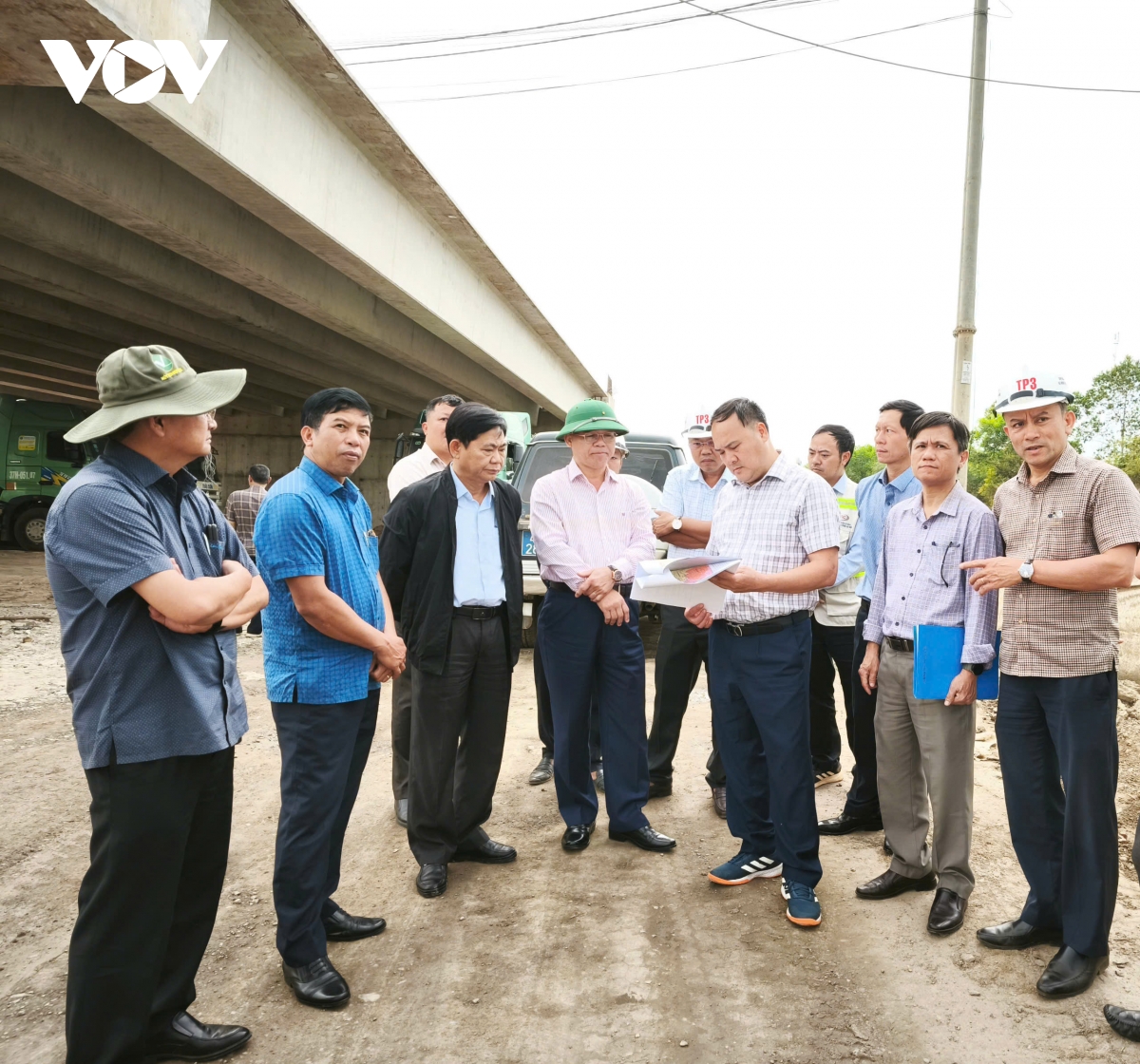 Đi thị s&aacute;t Dự &aacute;n cao tốc Kh&aacute;nh H&ograve;a - Bu&ocirc;n Ma Thuột, &ocirc;ng Trương C&ocirc;ng Th&aacute;i (đứng giữa), Ph&oacute; chủ tịch UBND tỉnh Đắk Lắk cho rằng, c&aacute;c nh&agrave; thầu thực hiện tiến độ chưa hiệu quả